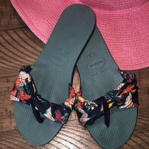Havaianas’ Logo Floral Sandals 🩴 Comfort 4” Wide Footbed and Slip Proof Soles